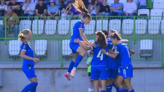 Radosť futbalistiek Slovenska z gólu proti Gibraltáru.