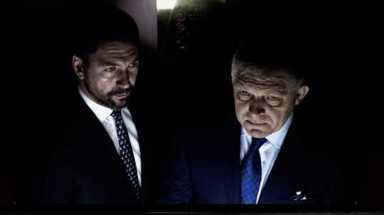 Zľava minister pôdohospodárstva Richard Takáč a premiér Robert Fico.