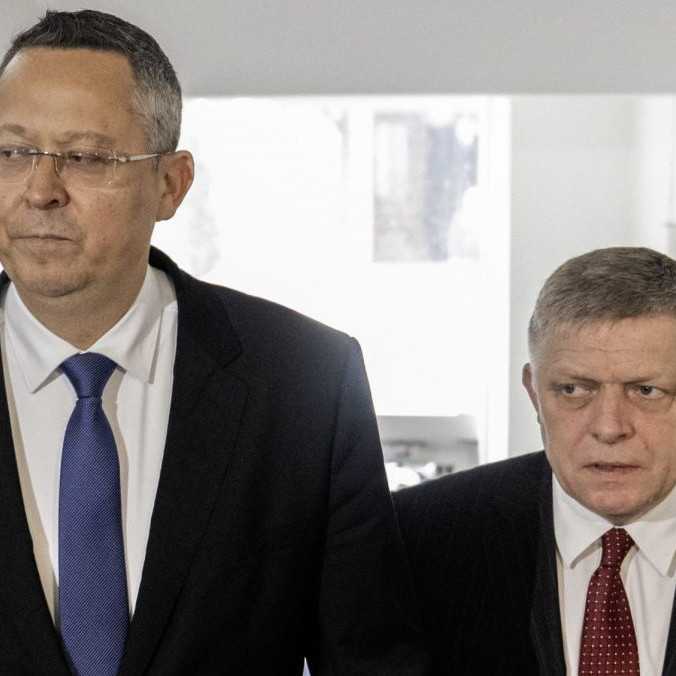 Premiér R. Fico je v rámci šetrenia pripravený znížiť počet štátnych úradníkov. Opozícia to považuje za populizmus
