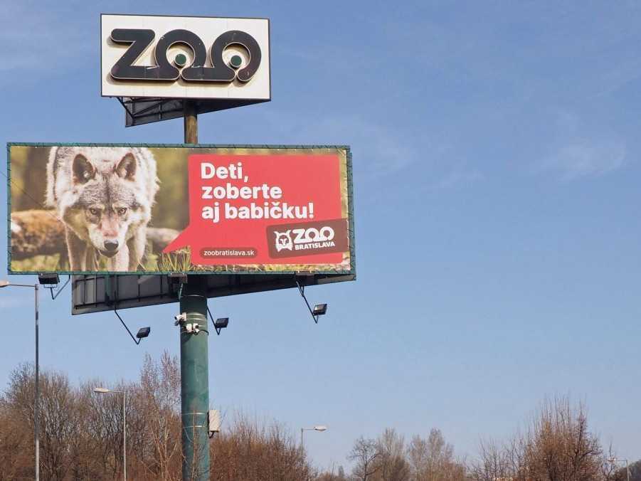 Na snímke pútač pred vstupom do zoologickej záhrady v Bratislave.