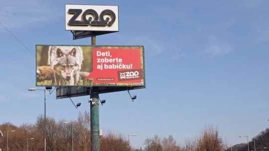 Na snímke pútač pred vstupom do zoologickej záhrady v Bratislave.