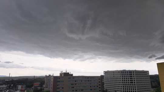 Na Slovensku hrozia silné búrky, zasiahli už východ krajiny. SHMÚ varuje aj pred povodňami