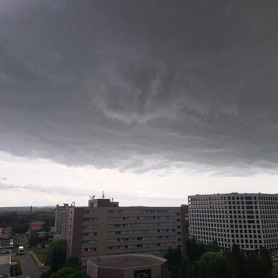 Na Slovensku hrozia silné búrky, zasiahli už východ krajiny. SHMÚ varuje aj pred povodňami