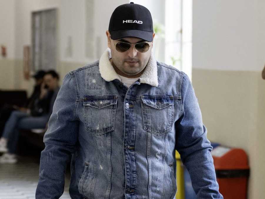 René H. prichádza na súdne pojednávanie.