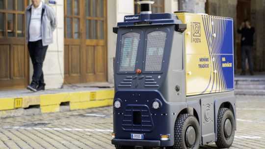 Nové autonómne vozidlo Slovenbskej pošty bude doručovať zásielky v centre Bratislavy.