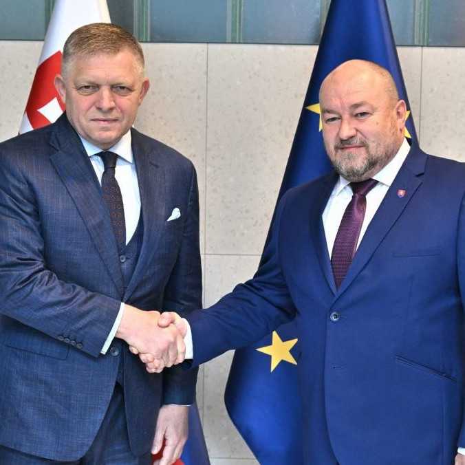 Minister R. Huliak podľa premiéra R. Fica odvádza dobrú prácu. Opozícia tvrdí, že je nekompetentný