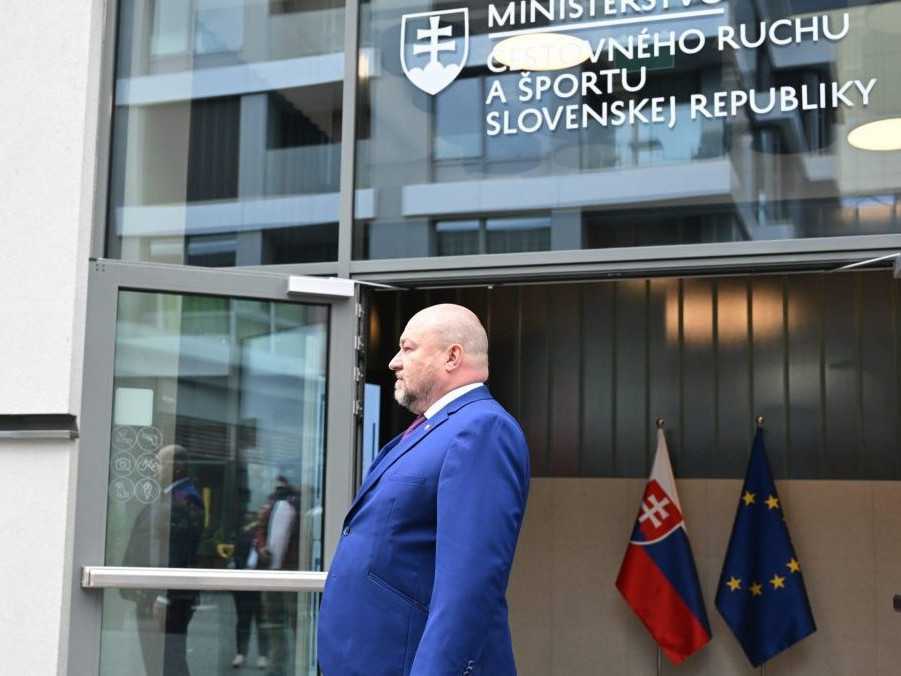 Rudolf Huliak čaká pred budovou rezortu športu na premiéra R. Fica.