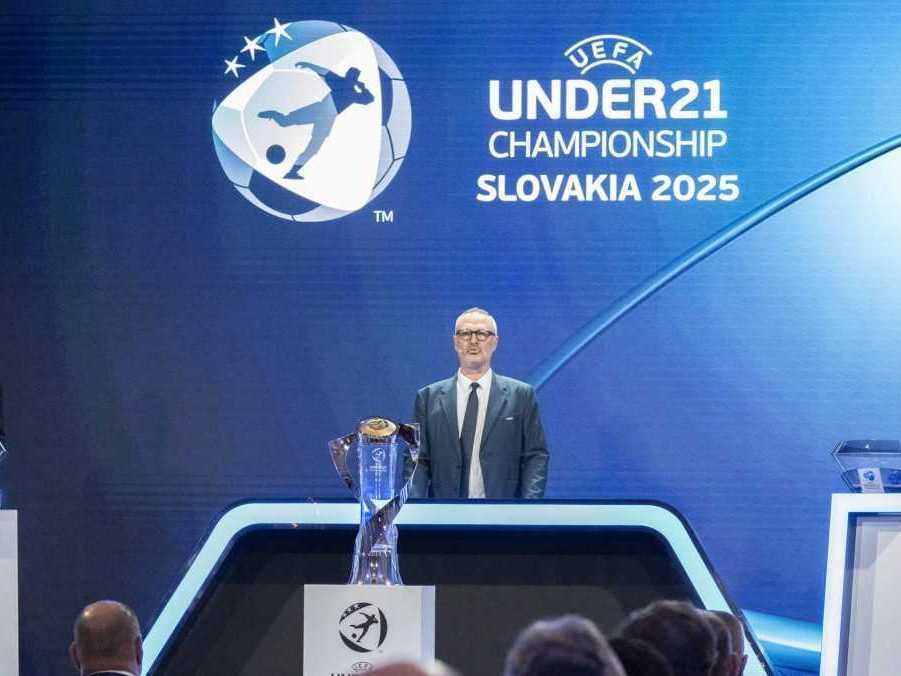 Zľava Juraj Kucka, zástupca riaditeľa mužského súťažného úseku UEFA Lance Kelly a ambasádor turnaja Vratislav Greško počas žrebu majstrovstiev Európy 2025 vo futbale do 21 rokov.