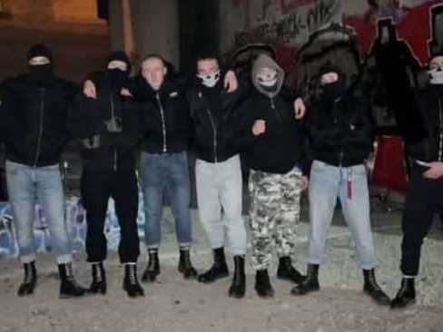 Maskovaná skupina v Bratislave.