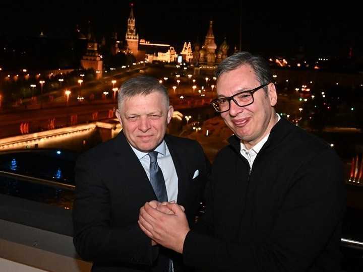 Srbský prezident Aleksandar Vučič a premiér SR Robert Fico v Moskve.