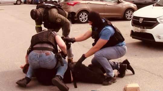 Policajti zatýkajú starostu po prebratí úplatku.