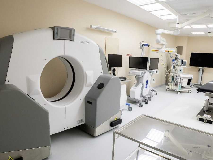 Operačná sála v UNB, na snímke stroje.