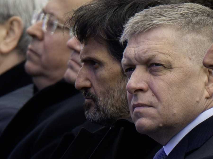 Uprostred na snímke Robert Fico.