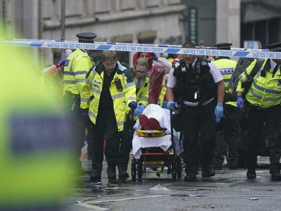 Niekoľko ľudí zranil vodič, ktorý narazil do skupiny chodcov v západoanglickom Liverpoole.