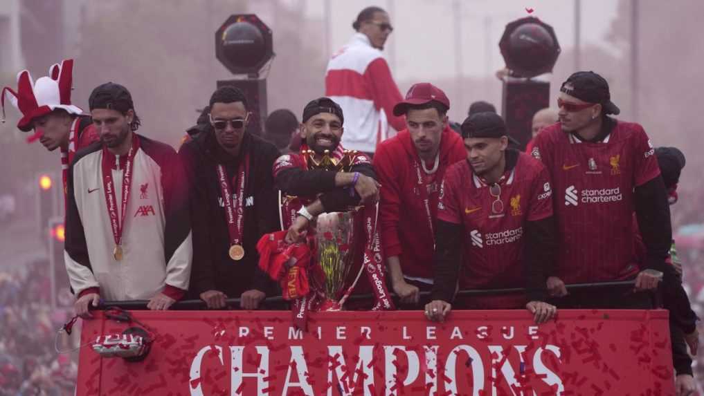 Do davu fanúšikov Liverpoolu, ktorí oslavovali zisk titulu, vrazilo auto. Zranenia utrpeli desiatky ľudí vrátane detí