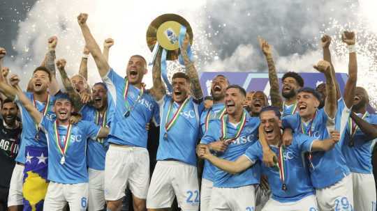 Hráči Neapola s víťaznou trofejou.