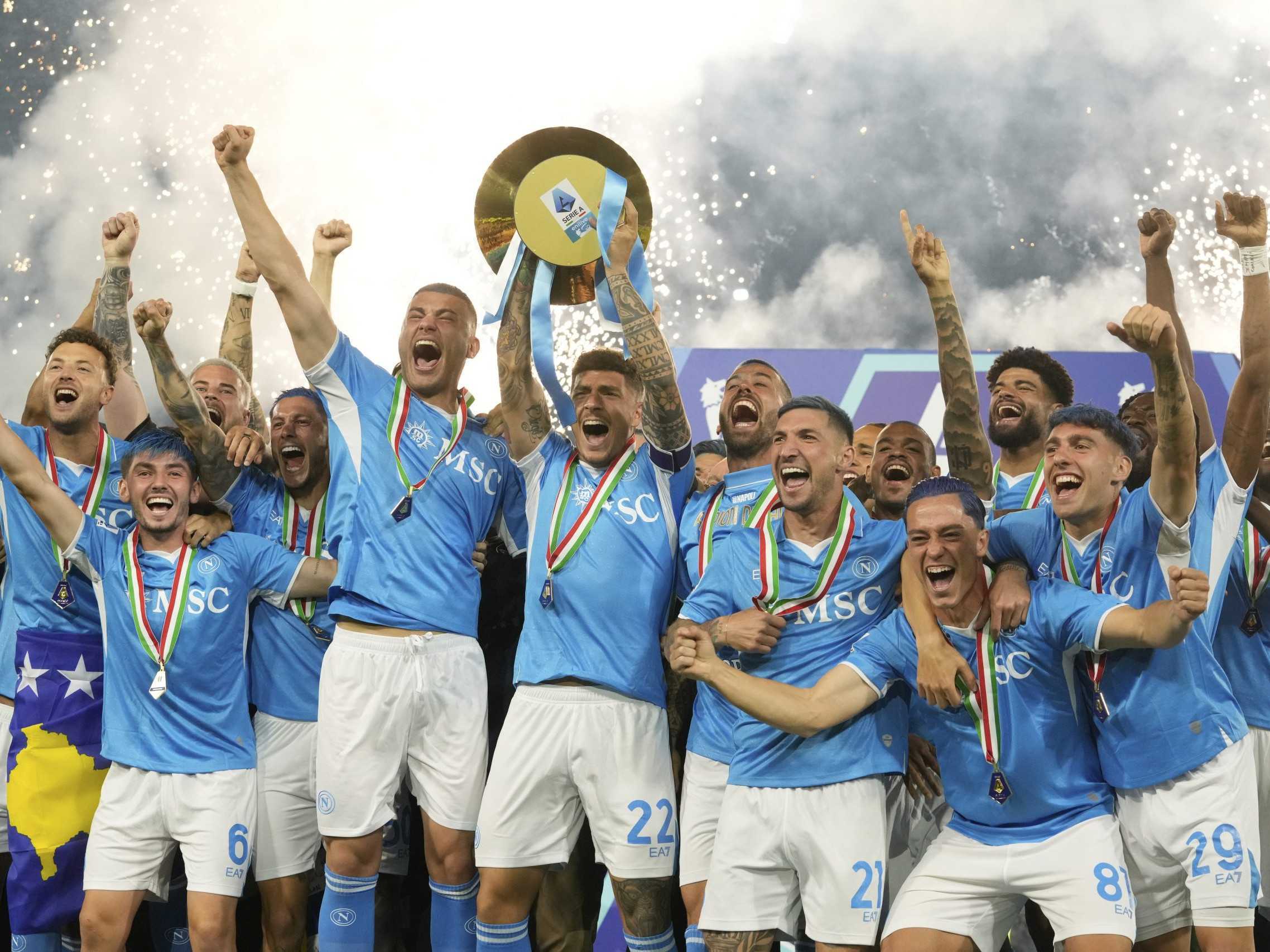 Hráči Neapola s víťaznou trofejou.