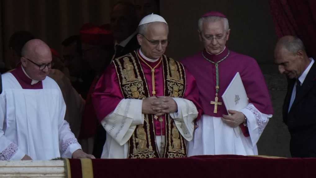 Novým pápežom sa stal Robert Francis Prevost z USA, prijal meno Lev XIV.
