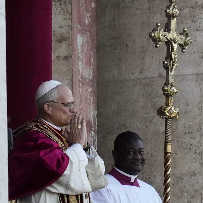 Prvý americký pápež Lev XIV. pred svojím zvolením zdieľal kritické články o Trumpovi a Vanceovi