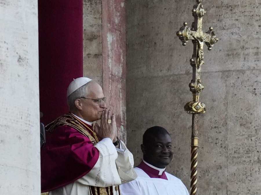Pápež Lev XIV. sa objavil na balkóne.