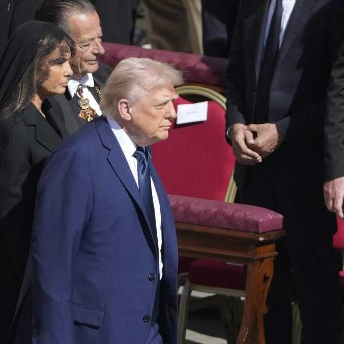 Donald Trump zažartoval, že by chcel byť novým pápežom. Neskôr chválil šance amerického kardinála