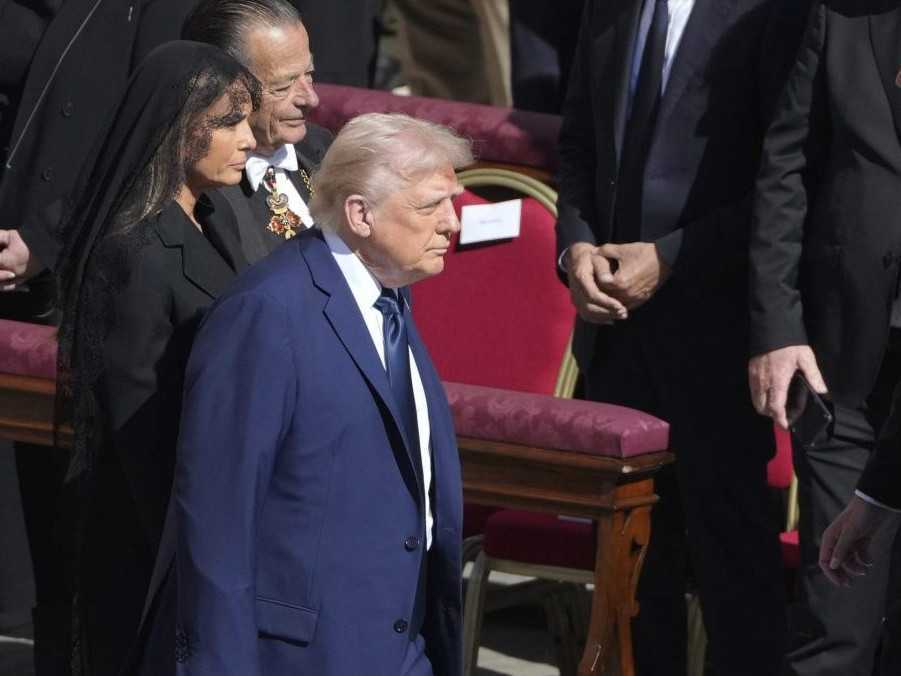 Donald Trump zažartoval, že by chcel byť novým pápežom. Neskôr chválil šance amerického kardinála