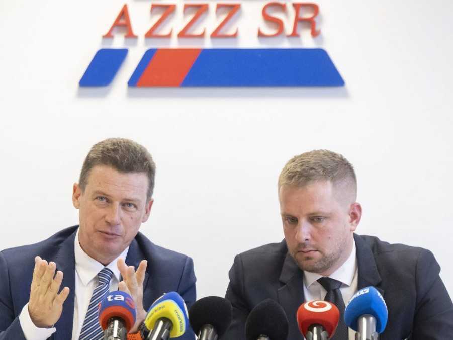 Na snímke sprava minister zdravotníctva SR Kamil Šaško (Hlas-SD) a viceprezident Asociácie nemocníc Slovenska (ANS) Igor Pamuk.