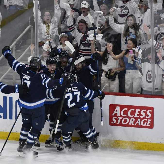NHL: Winnipeg otočil stav siedmeho zápasu proti St. Louis. Vyrovnal tri sekundy pred koncom a rozhodol v predĺžení