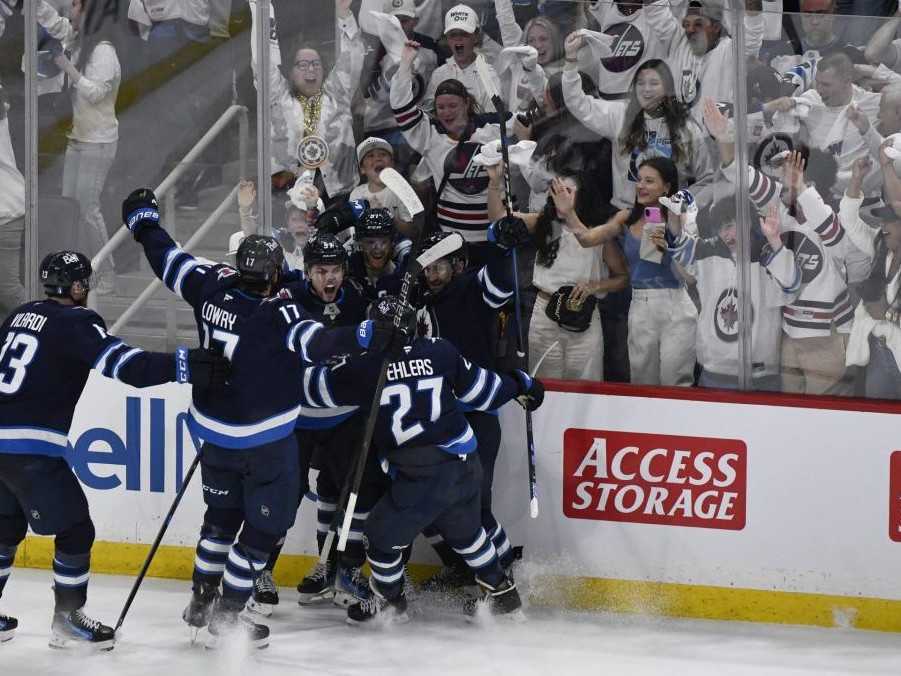 Hráči Winnipegu oslavujú gól.