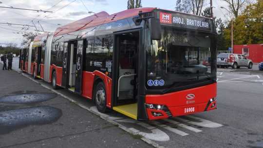 Na snímke 24,7 metrov dlhý megatrolejbus v Bratislave.
