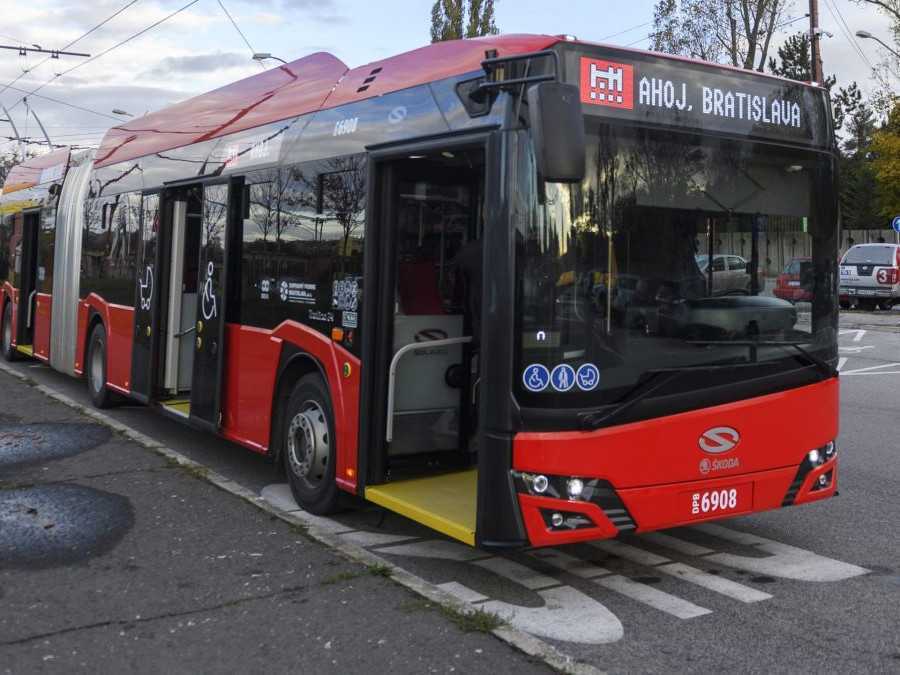 Na snímke 24,7 metrov dlhý megatrolejbus v Bratislave.
