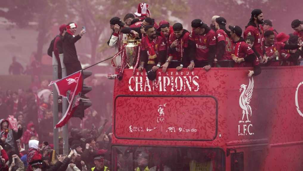 Do davu fanúšikov Liverpoolu, ktorí oslavovali zisk titulu, vrazilo auto. Zranenia utrpeli desiatky ľudí vrátane detí