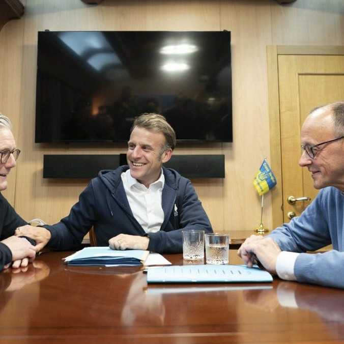 Merz, Macron a Starmer pricestovali do Kyjeva: Európski lídri si chcú pripomenúť obete vojny a rokovať o prímerí