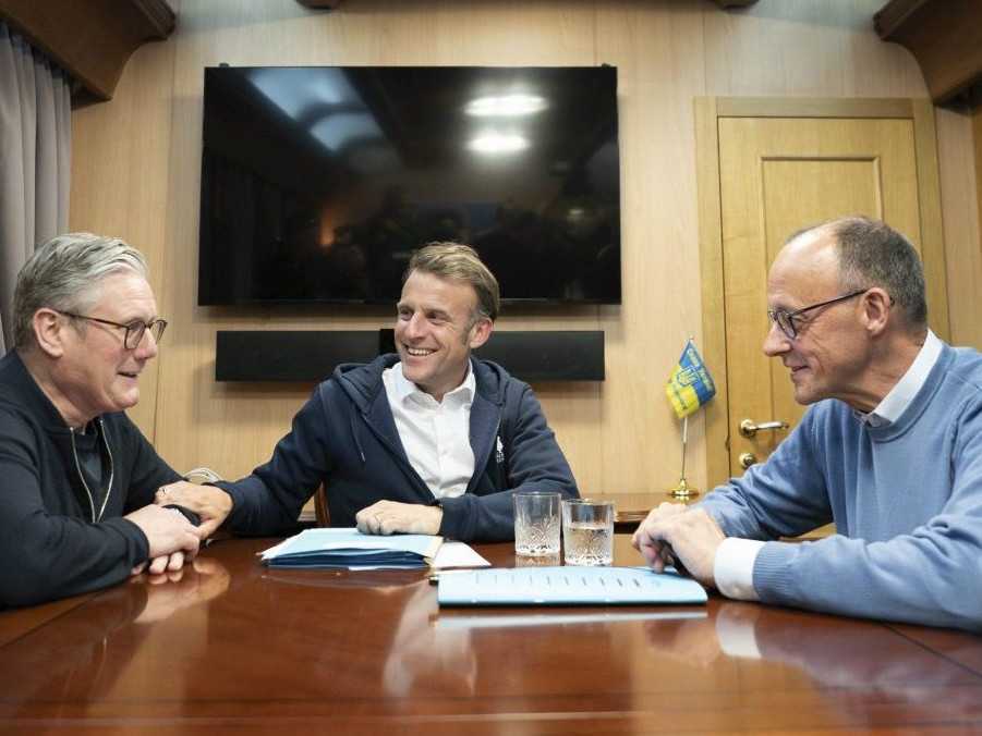Nemecký kancelár Friedrich Merz, francúzsky prezident Emmanuel Macron a britský premiér Keir Starmer.