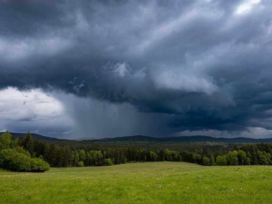 Na snímke je búrka.
