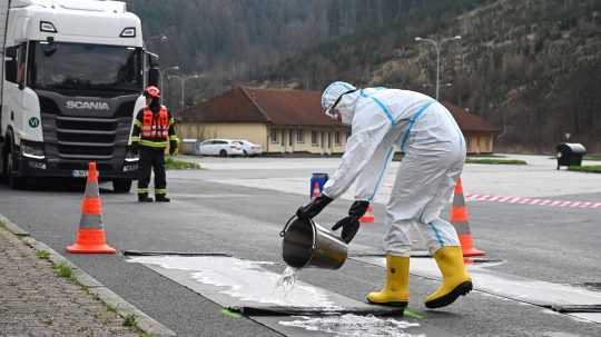 Na snímke hasiči a dezinfekčný brod na hraničnom priechode Drietoma - Sarý Hrozenkov na hranici s Českou republikou.