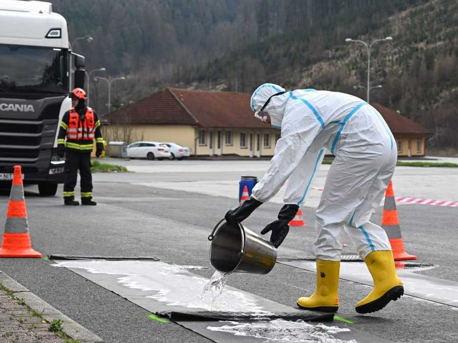 Na snímke hasiči a dezinfekčný brod na hraničnom priechode Drietoma - Sarý Hrozenkov na hranici s Českou republikou.