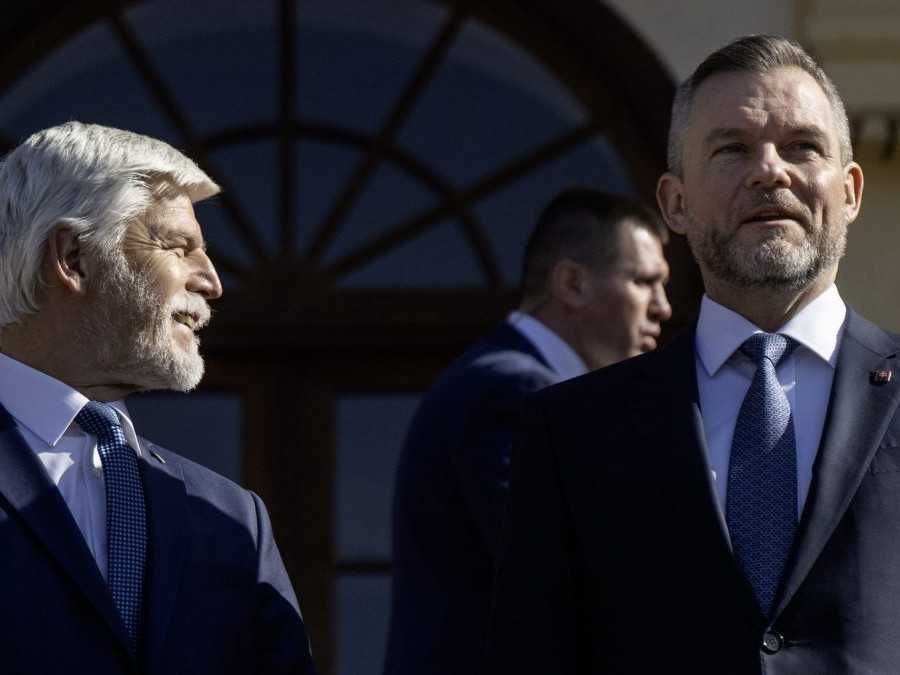 Zľava prezidenti ČR a SR Petr Pavel a Peter Pellegrini.