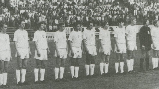 Juniorský (mládežnícky) tím Československa pred zápasom s tímom ZSSR (zľava doprava): Přemysl Bičovský, Miroslav Hajdušek, Jaroslav Melichar, Dušan Gerda, Ladislav Šťovčik, Milan Albrecht, Zdeněk Koubek, Ivan Pekárik, Karel Dvořák, Dušan Keketi, Václav Samek.