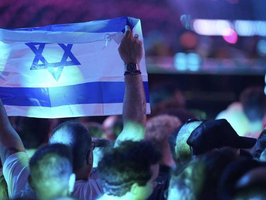 Izraelská vlajka pred vystúpením Juval Rafaelovej na Eurovízii 2025.