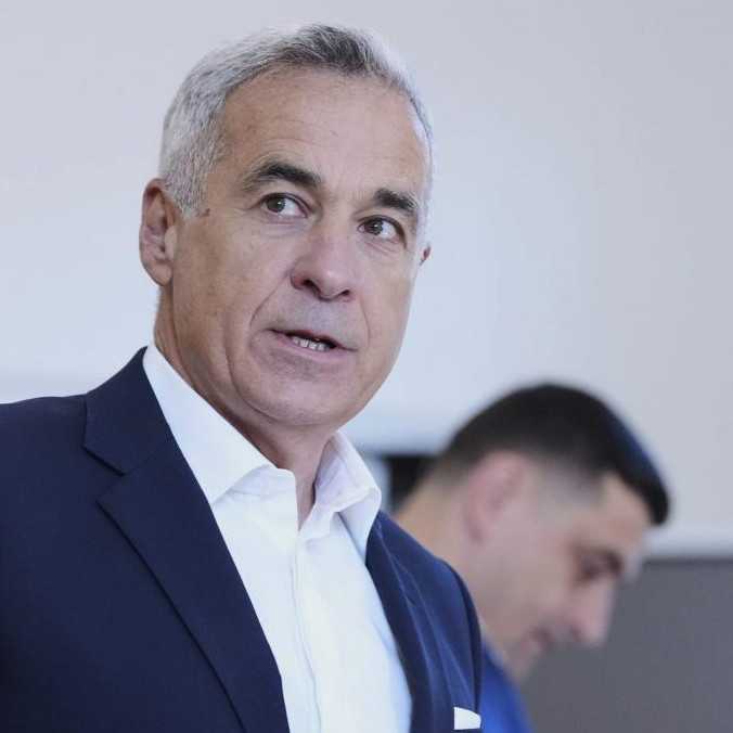 Neúspešný kandidát na rumunského prezidenta Calin Georgescu oznámil odchod z politiky