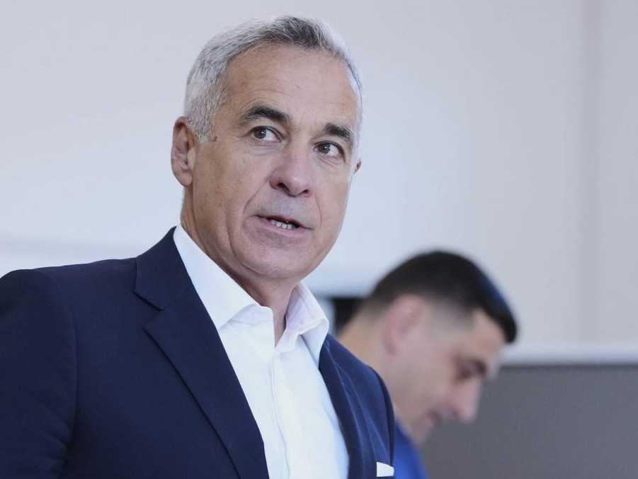 Na snímke Calin Georgescu.