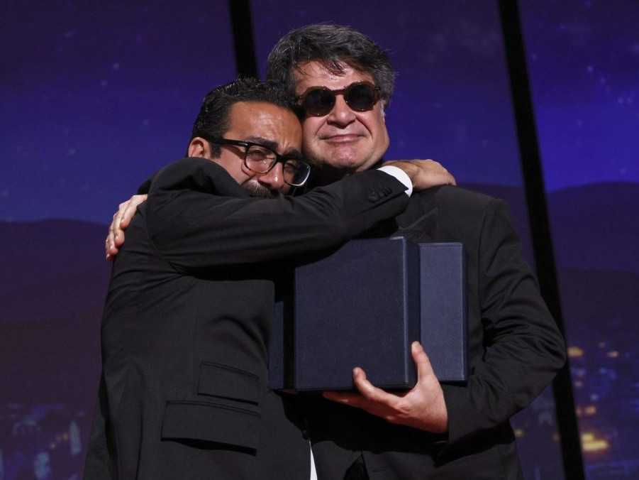 Vahid Mobseri (vľavo) objíma režiséra Jafara Panahiho, držiteľa Zlatej palmy za film „Bola to len nehoda“.