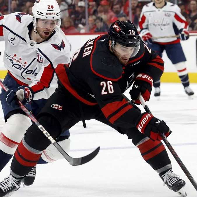 NHL: Carolina a Edmonton si vybojovali postupové mečbaly