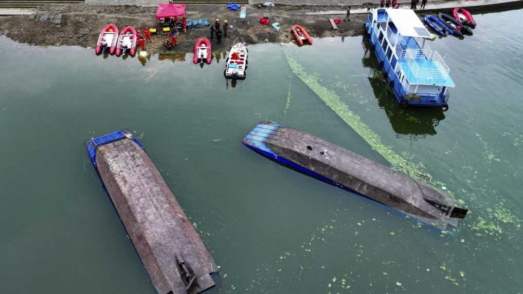 Pri náhlej búrke v Číne sa prevrátili štyri turistické lode, o život prišlo desať ľudí