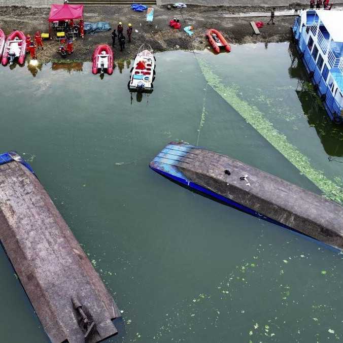 Pri náhlej búrke v Číne sa prevrátili štyri turistické lode, o život prišlo desať ľudí