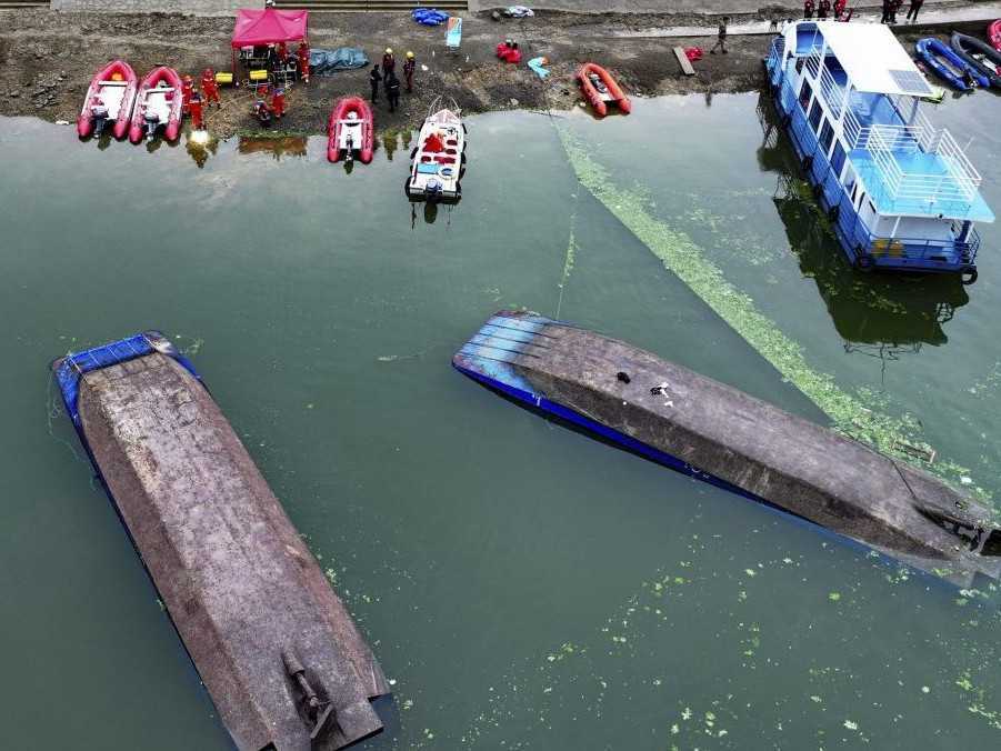 Záchranná akcia v Číne po prevrátení turistických lodí.