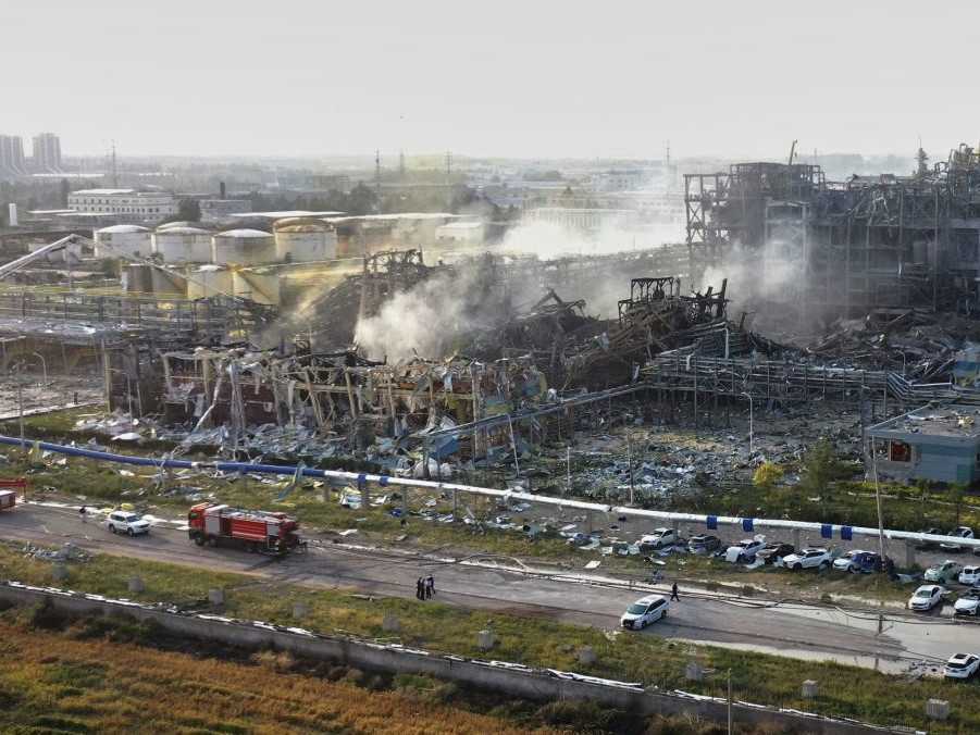 Hasiči zasahujú na mieste výbuchu v chemickom závode vo východočínskej provincii Šan-tugn.