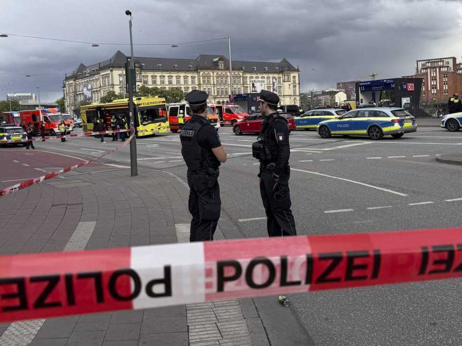 Polícia na železničnej stanici v Hamburgu, v popredí policajná páska.