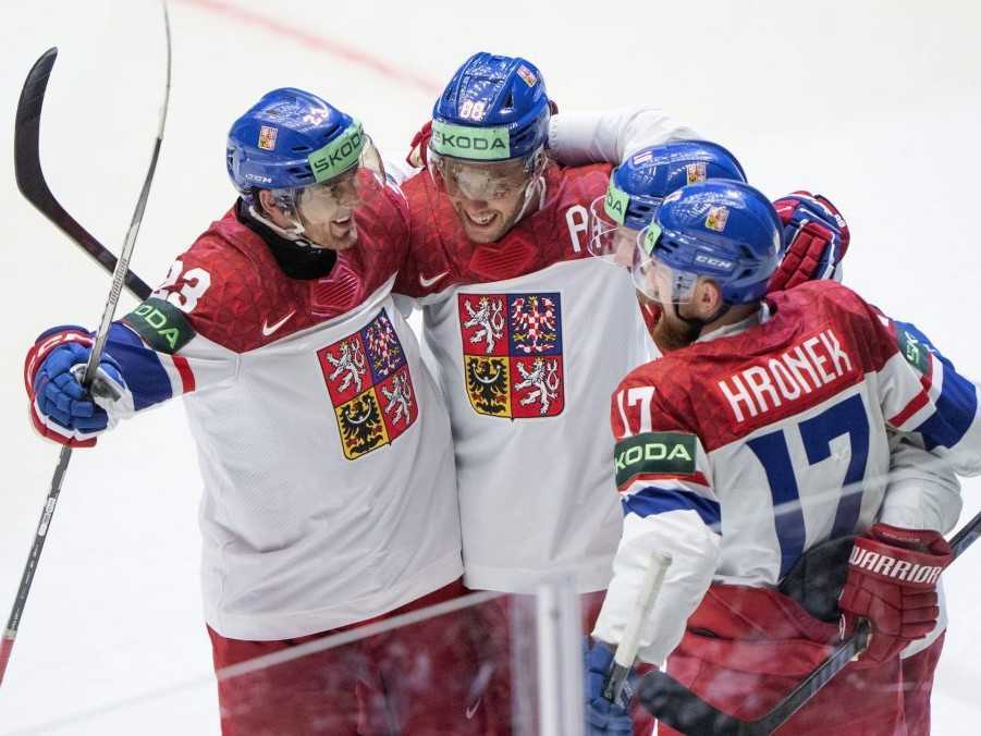 Českí hokejisti oslavujú gól na MS v hokeji.